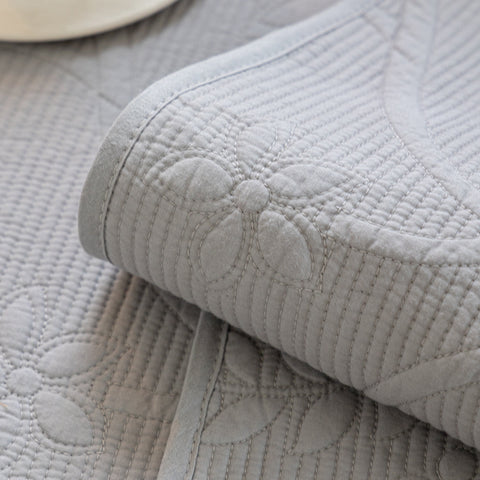 Slipcover KAS™ Floral Cotton Quilted Sofa Cover, Non-Slip Couch Protector with Scalloped Edges