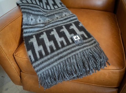 Alpaca Threadz Alpaca Wool Throw Blanket - Alpaca Design (Black)